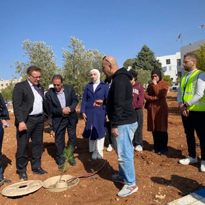 جامعة إربد الأهلية تؤكد اهتمامها بالشجرة والاستدامة خلال ورشة نفذها قسم هندسة البرمجيات  بالتعاون مع الجمعية الملكية لحماية الطبيعة