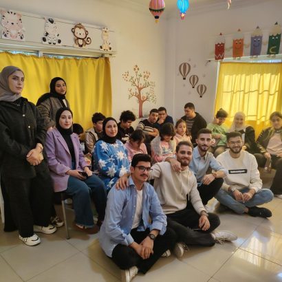 وفد من الطلبة السوريين في جامعة إربد الأهلية يُنظّم فعالية إنسانية لأطفال متلازمة داون في أكاديمية الشمال للتدريب والتأهيل