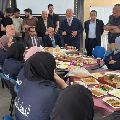 طلبة الجالية السورية في جامعة إربد الأهلية ينظمون فطورًا جماعيًا تكريمًا للعاملين بمناسبة عيد العمال