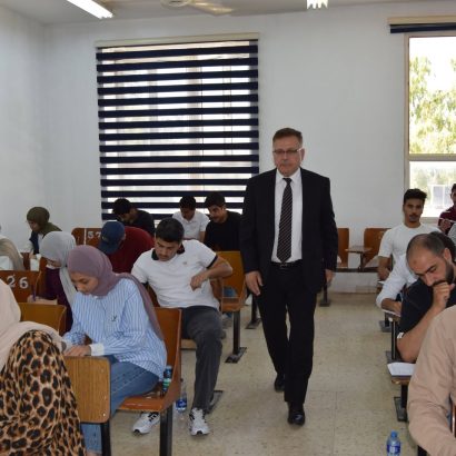 رئيس جامعة إربد الأهلية يتفقد سير الامتحانات النهائية في عدد من كليات الجامعة